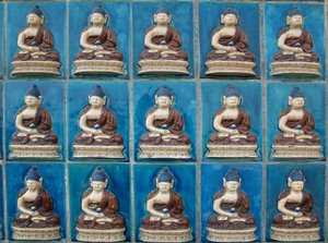 Kleine Buddha-Wand auf der Insel der Hortensien ("Qionghua") im Beihai-Park oder Nordsee-Park in Peking. Fotografie, Leonard de Selva, China, 2006 von School Chinese