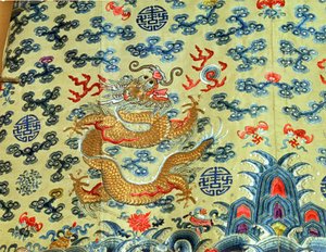 Kaiserliches Damen-Longpao-Drachengewand mit neun Drachen und zwölf Symbolen der kaiserlichen Autorität, Qing-Dynastie, späte 19. Jahrhundert
