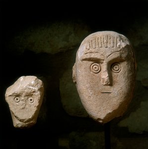Kegelförmige Köpfe, von einem Grabdenkmal in Daunia von School Daunian