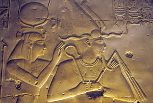 Altes Ägypten, Wandmalerei/-schnitzerei, Göttin Isis umarmt ihren sitzenden Ehemann Osiris, Tempel von Sethos I., Abydos von School Egyptian