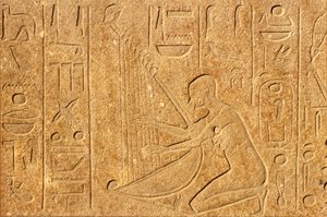 Altes Ägypten, Wandmalerei/Schnitzerei, Harfenspieler mit dem Kopf von Hatschepsut an der Spitze der Harfe, Karnak-Tempel, Luxor von School Egyptian