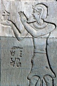 Altes Ägypten, Wandmalerei/-schnitzerei, Priester in Leopardenfell, der Weihrauch anbietet, Tempel von Sebek und Horus Kom Ombo von School Egyptian