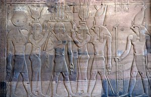 Altes Ägypten, Wandmalerei/-schnitzerei, Ptolemaios XIII. wird Horus präsentiert, Sebek und Horus Tempel, Kom Ombo von School Egyptian