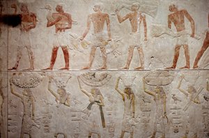 Ägyptische Antike: Männer tragen Enten. Kalksteinrelief aus der Kapelle der Mastaba von Akhethetep in Saqqara. 5. Dynastie (um 2500-2350 v. Chr.) 2300 v. Chr. Paris, Louvre Museum von School Egyptian