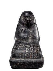 Ägyptische Antike: Skulptur in Gabbro, die den hohen Beamten Senpou darstellt. Mittleres Reich (2033-1710 v. Chr.) Paris, Louvre Museum