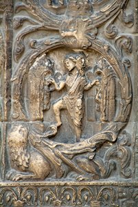 Gotische Kunst: Piedroit des rechten Portals der Westfassade der Basilika Saint Denis, das die Feldarbeit darstellt: Januar. Saint-Denis, Frankreich von School French