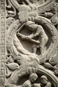 Gotische Kunst: Piedroit des rechten Portals der Westfassade der Basilika Saint Denis, das die Feldarbeit darstellt: August. Saint-Denis, Frankreich