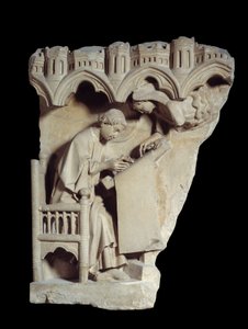 Der Evangelist Matthäus, der unter der Diktation des Engels schreibt, Relief aus Kalkstein von der Kanzel der Kathedrale von Chartres. Paris, Louvre Museum von School French