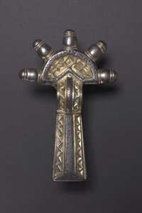 Bogenfibel, Alemannisch, 500-550 (versilbertes Silber und Niello)