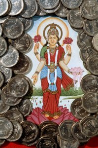 Göttin Lakshmi und Ein-Rupien-Münzen von School Indian