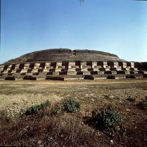 Ansicht des Nandangarh Stupa, der die Asche Buddhas enthalten soll von School Indian