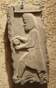 Ein Meder am Königshof von Persepolis mit einem bedeckten Gefäß, Achämeniden, ca. 500 v. Chr. von School Iranian