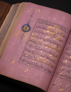 Ein Timurid oder Aqquyunlu Koran, Iran (Gold, Tinte & farbige Pigmente auf chinesischem Papier) von School Iranian