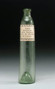 Flasche, die Anti-Hysterie-Wasser enthielt, aus der Fonderia di Sua Altezza Reale, Officina Profumo, Farmaceutica di Santa Maria Novella, Florenz, ca. 1850-1920
