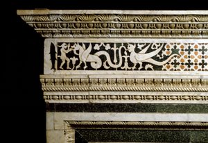Detail der Dekorationen um die Marmortandola