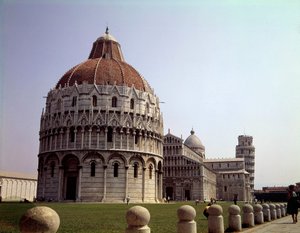 Mittelalterliche Architektur: Blick auf das Baptisterium, den Dom und den Turm von Pisa auf dem Campo dei Miracoli, Italien