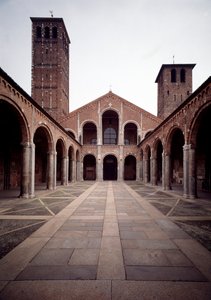 Ansicht der Fassade der Kirche von Sankt Ambrosius (Basilika Sant