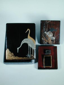 Kasten, der zwei Kraniche und ein Schreibset darstellt, Edo-Periode von Japanese School