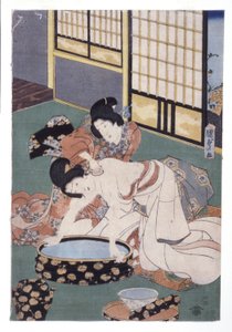 Gefährtin wischt Puder vom Hals und den Schultern einer Frau von School Japanese