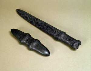 Dolchklinge und Steindolch, Jomon-Periode 4500-3700 v. Chr. von Japanese School