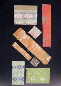 Stofffragmente für Obi-Gürtel, Kimonos, No-Kostüme und Kesa-Kostüme für Priester von Japanese School