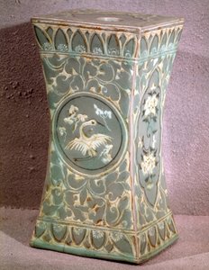 Koreanische Kunst: Keramikkissen. Koryo-Periode, spätes 12. Jahrhundert. Museum der Schönen Künste, Duksoo-Palast, Korea von School Korean
