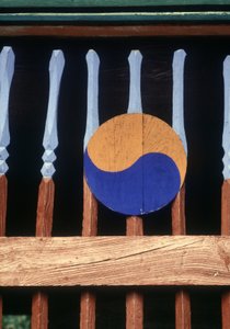 Yin-und-Yang-Symbol auf einer Holzbarriere (Kree)
