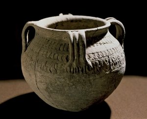 Archäologie des Mittelalters: Barbarische Kunst Galliens: Vase aus eingeritzter Keramik von School Merovingian