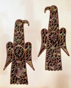 Merowingische Kunst: Paar von Fibeln (Sicherheitsnadeln) in Adlerform. Zellenschmelz, 6. Jahrhundert, Merowingische Dynastie (481-751). aus Castelsagrat. Musée Cluny, Paris