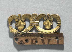 Fragment eines Zierkamms von einem Reliquienschrein, ca. 1165-1180 (vergoldetes Kupfer, braune Emaille)