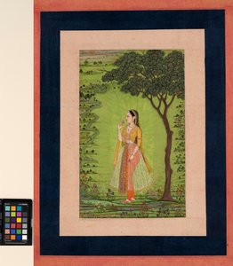 Eine Frau steht an einem Baum und hält eine Blume von School Mughal