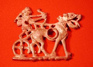 Pferdegebiss mit einem Jäger auf seinem Streitwagen, der seinen Bogen spannt, ca. 1200-700 v. Chr.