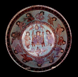 Persische Kunst: Polychrome konische Schale auf blauem Hintergrund, die einen Prinzen auf seinem Thron zwischen zwei Pagen darstellt. Private Sammlung von School Persian
