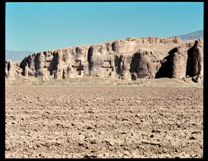 Ansicht der Nekropole und der vier Gräber der Achämenidenkönige, von links nach rechts, Arius II, Artaxerxes I und Darius I der Große von School Persian