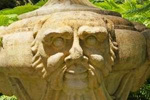 Geschnitzte Steinvase auf der Terrasse der Götter, Quinta da Regalia, Sintra, Portugal, ca. 1914