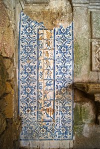 Paneel, das Jagdszenen darstellt, Tarouca, Portugal (Keramikfliesen) von School Portuguese