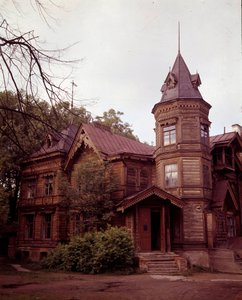 Russische Architektur: Ansicht einer Datscha aus dem 19. Jahrhundert, russisches Landhaus von School Russian