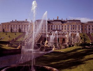 Ansicht des großen Wasserfalls des Schlosses Peterhof, realisiert unter Peter dem Großen in der Nähe von Sankt Petersburg, Russland von School Russian