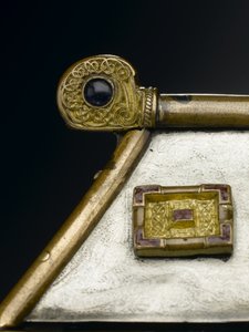 Der Monymusk-Reliquiar, ca. 8. Jahrhundert n. Chr. (Bronze, Silber, Holz, Kupferlegierung, Glas, Email) von Scottish School