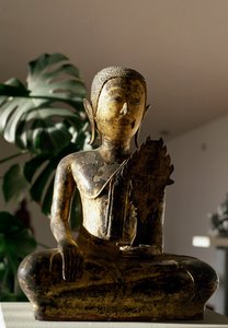 Buddha in Bhumisparsa Mudra Geste während der Meditation