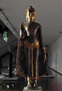 Abhyamudra-Buddha im Lopburi-Stil