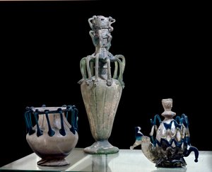Orientalische Kunst: Glasvasen aus Syrien. Ca. 300 n. Chr. Paris, Louvre Museum