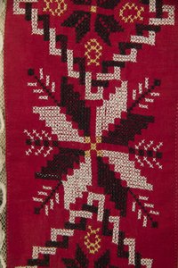 Schürzendetail aus ukrainischem Hochzeitsensemble