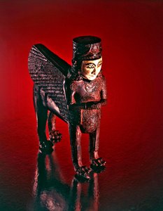 Geflügelter Löwe mit weiblichem Torso, Figur von einem Thron (Bronze & eingelegter Stein)