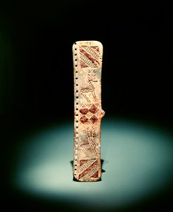 Gürtelschließe mit geschnitztem geometrischem Ornament und Hirschen, frühes 1. Jahrtausend v. Chr.