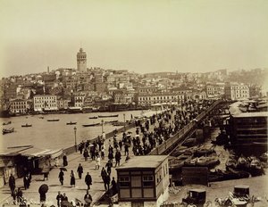 Galata-Brücke über das Goldene Horn, Istanbul, ca. 1890 von Sebah and Joaillier