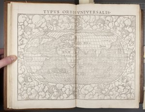 Globus, aus Cosmographia, 1544