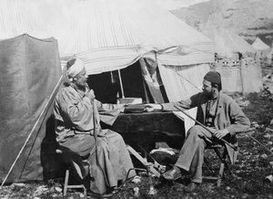 Yakub es Shellaby, überreicht Captain C. Warren ein Buch mit Samaritergebeten für den Erzbischof von York, Samaria-Distrikt, Palästina, 1867