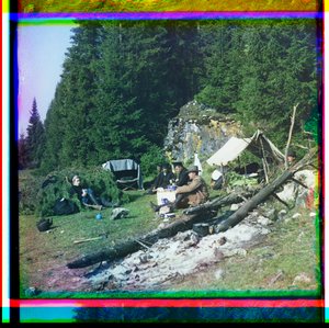 Sergei Prokudin-Gorskii und andere am Lagerplatz, Fluss Chusovala, Uralgebirge, Russland von Sergei Mikhailovich Prokudin Gorskii