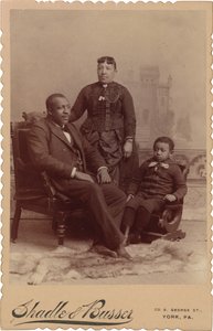 Porträt einer Familie, ca. 1895 von Shadle & Busser